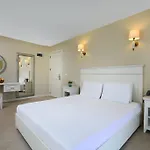 מלון Temenos Luxury & 4*